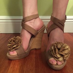 Stuart Weitzman Nubuck and Straw Flower Wedge S 6